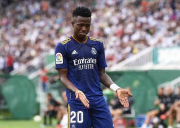 VINICIOUS JUNIOR STEPS UP JUST WHEN BENZEMA FALLS ASLEEP.