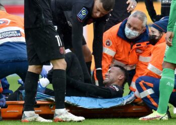 NEYMAR DA SILVA JR. STRETCHERED OFF AFTER SUSTAINING A HORRIC INJURY IN THEIR WIN AGAINST SAINT-ETIENNE